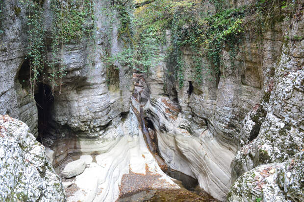 Пещера - тёмная дыра слева от водопада