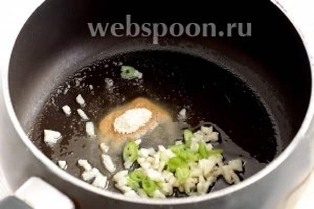 В сковороде разогреть растительное масло и быстро обжарить имбирь, жгучий перец и чеснок. Достаточно, чтобы при нагреве распространился запах чеснока. Не нужно его зажаривать до коричневого цвета.