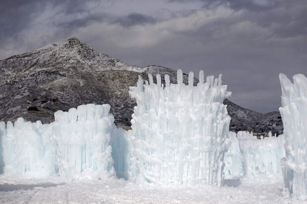 Огромные ледяные замки из сосулек в штате Юта