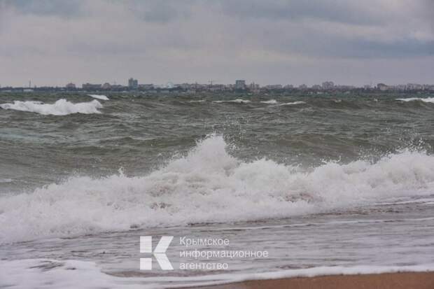 В Крыму из-за ураганного ветра объявили штормовое предупреждение