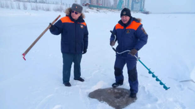 Проверка толщины льда перед Крещением / Фото: ГУ МЧС по Алтайскому краю