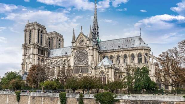Письмо с угрозой теракта обнаружено в соборе Парижской Богоматери