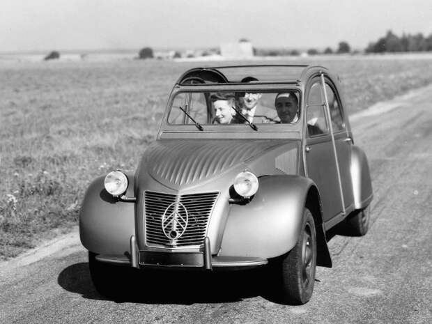 Вот в таком виде серийный 2CV предстал в Париже в 1948-м Citroen 2CV, citroen, авто, автомобили, олдтаймер, ретро авто, францкзкий авто