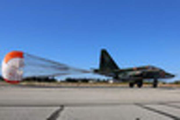 Российский штурмовик Су-25СМ во время посадки на аэродроме Хмеймим
