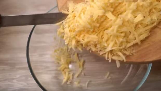 Натрите сыр на крупной терке.