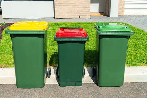 Стоявшие в неположенном месте мусорные бункеры убрали на Менжинского