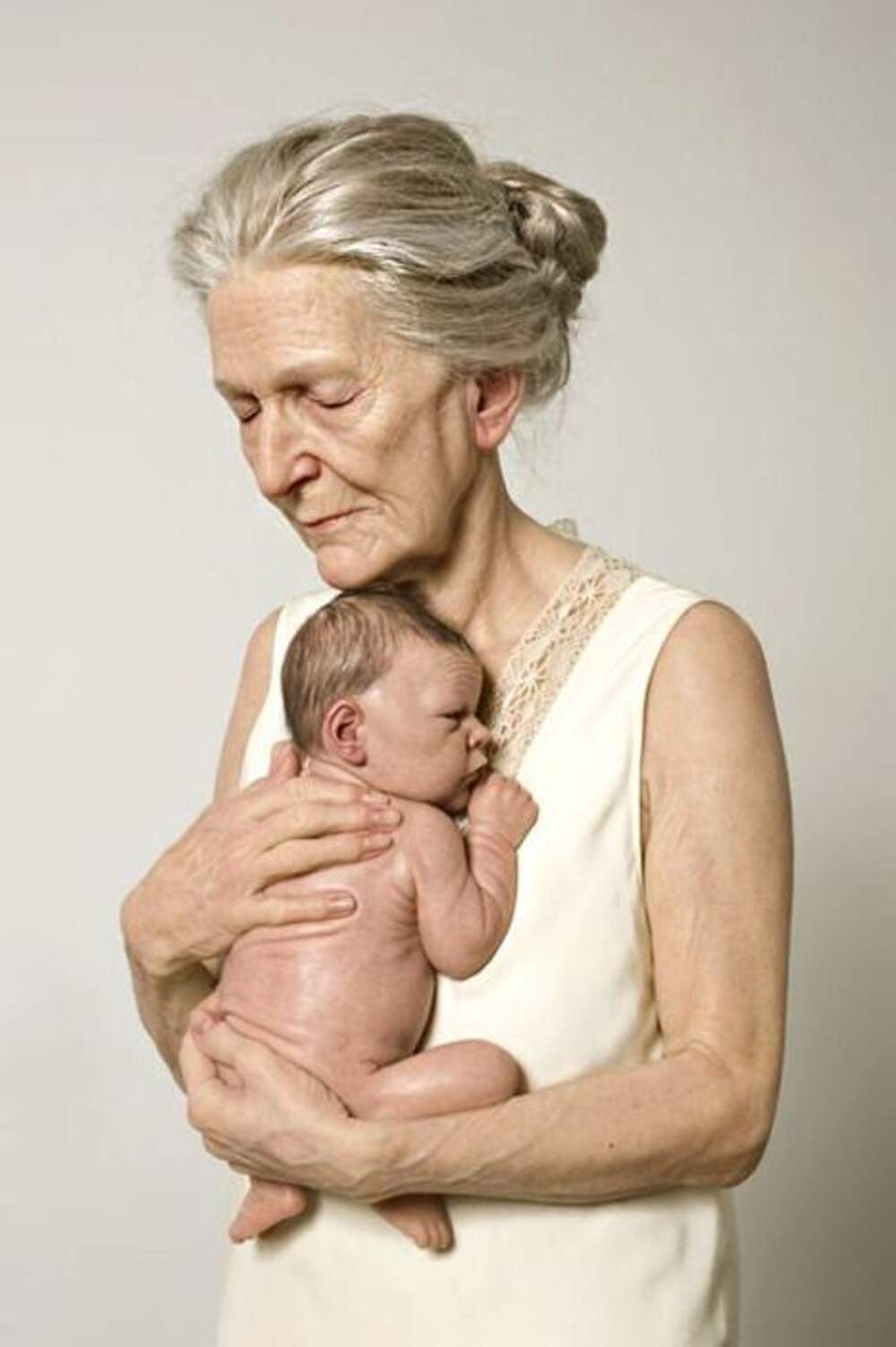 Мама хочет внуков. Бабушка с малышом. Пожилой младенец. Красивая старость.