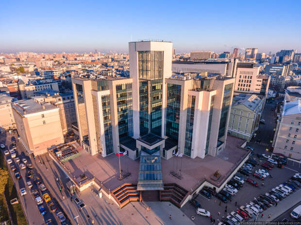 Здание «Лукойл» после реконструкции стало отдаленно напоминать первоначальный проект Феликса Новикова.