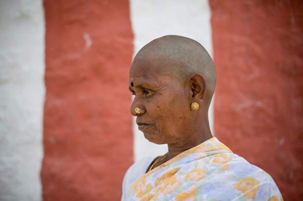 59-летняя Лакшми после пожертвования волос  Тирутани, бритые, волосы, религия, храм