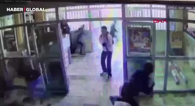 Нападение подростка с дробашом на школу в Турции. 18 школьников ранены, позже он самоликвидировался https://t.me/webmoney_dn/319905Video: Видео от Дон...