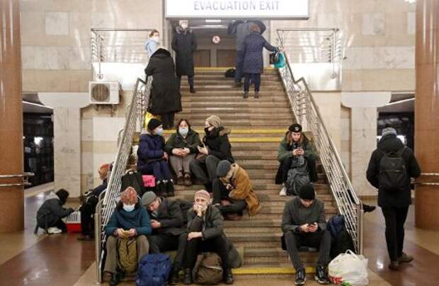 Люди укрываются в метро в Киеве.
