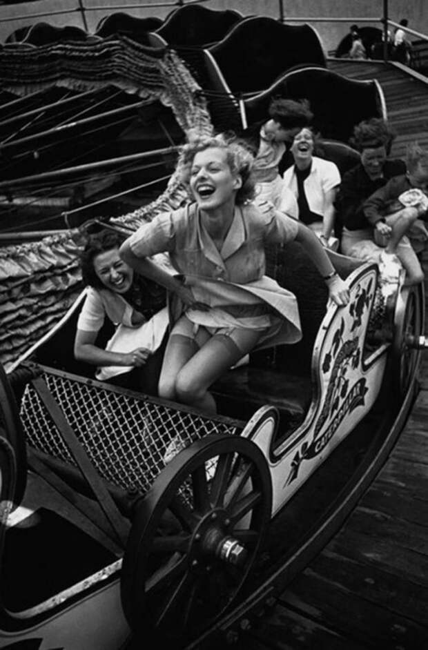 Девушка выходит из аттракциона во время ярмарки в Саутенд–он–Си, 1938 год история, картинки, фото