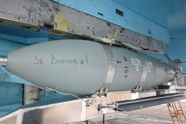 Летчик ВКС России показал авиабомбу перед ударом возмездия за Воронеж