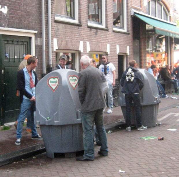 Амстердам известен ещё и писсуарами.
