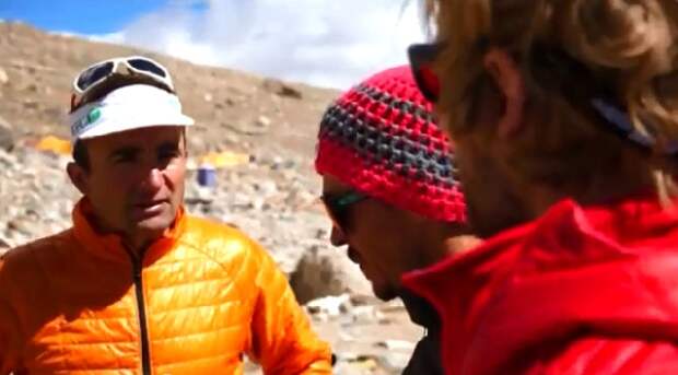 Ули Штек (Ueli Steck), Себастьян Хааг (Sebastian Haag) и Бенедикт Бом (Benedikt Böhm) в базовом лагере Шишабангмы. сентябрь 2014 Ули Штек (Ueli Steck), Себастьян Хааг (Sebastian Haag) и Бенедикт Бом (Benedikt Böhm) в базовом лагере Шишабангмы. сентябрь 2014