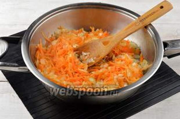 Лук (120 г) и морковь (100 г) очистить. Лук нарезать кубиками, а морковь натереть на крупной тёрке. Тушить лук и морковь на подсолнечном масле (4 ст. л.) 5 минут.