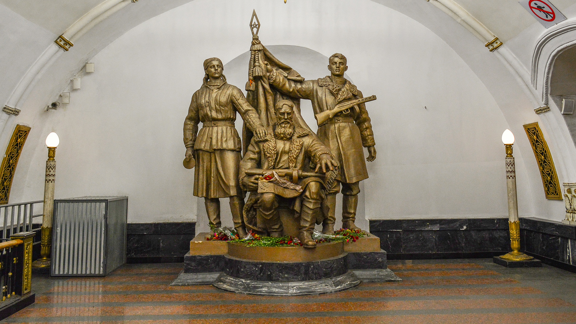 10 самых интересных скульптур Московского метро