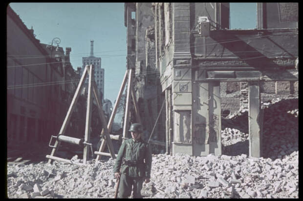 Памятная фотография на фоне разрушенной улицы города. Польша, 1939 год.