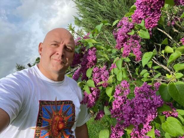 Потап показал цветущие кусты сирени в своем дворе во время прогулки с Настей