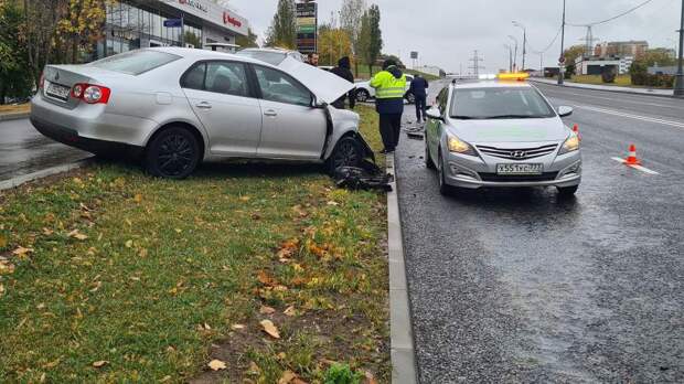 Водитель такси серьезно пострадал в тройном ДТП на западе Москвы