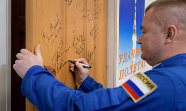 Expedition 59 Door Signing