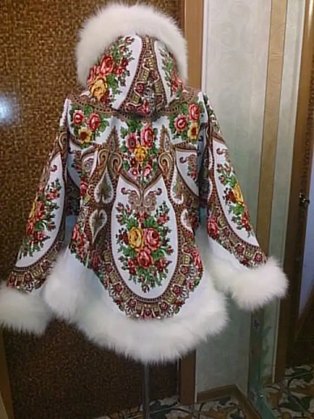 Пальто из павлопосадских платков с мехом
