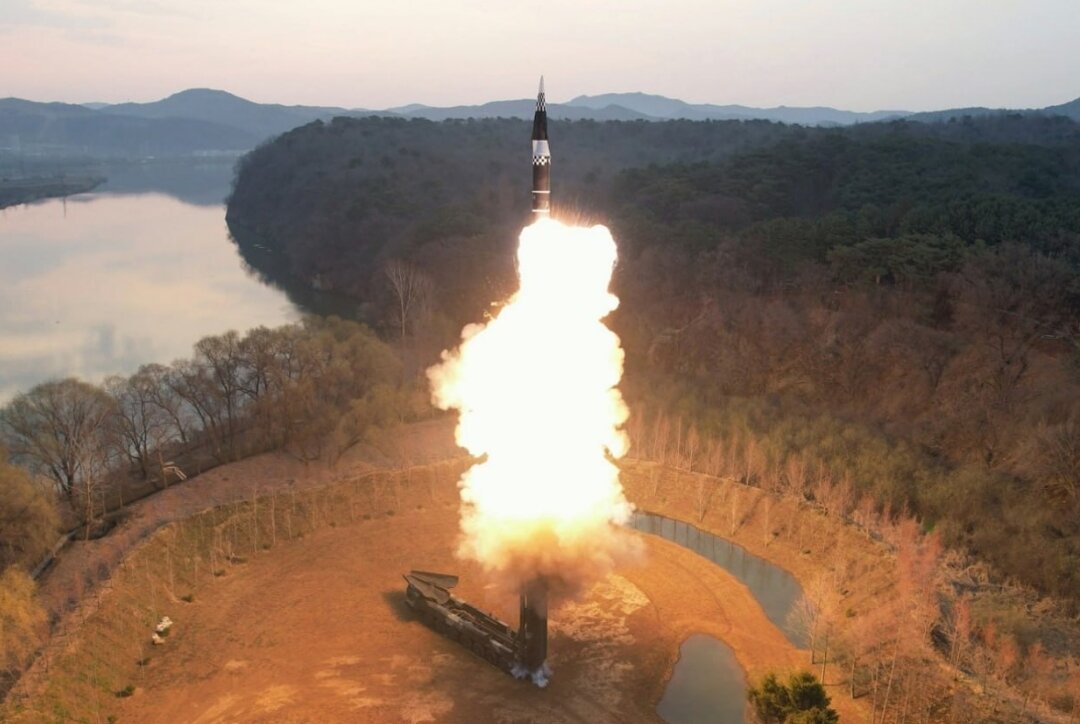 КНДР распространила кадры испытаний 2 апреля новой ракеты средней и большей дальности "Хвасонпхо-16Б" с гиперзвуковой планирующей боевой частью. Сообщается, что была поставлена задача подтвердить характеристики ракеты, в том числе особенности "траектории планирующего и скачущего" полета, а также боковую маневренность. Для этого была ограничена ее скорость, высота и дальность полета путем замедления запуска двигателя второй ступени и резкого изменения траектории на активном участке полета.