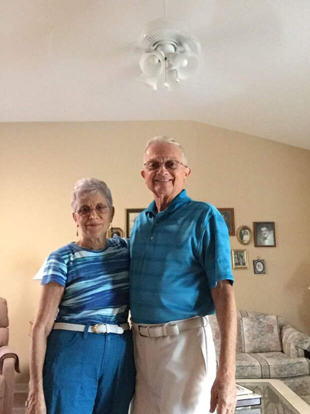 Бабушка и дедушка, живущие в браке 52 года, одеваются каждый день в одинаковую одежду