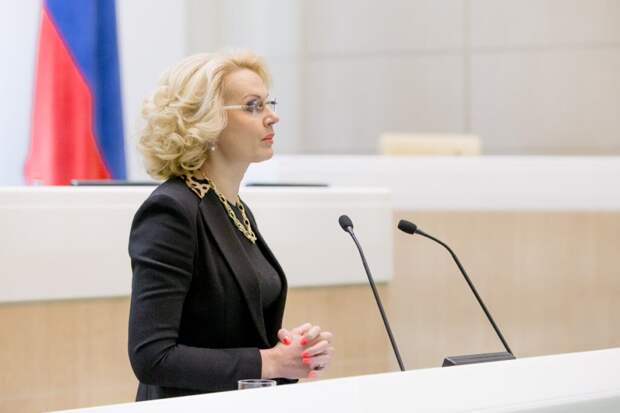 Голикова оценила возможность получения зарплаты за рождение ребенка