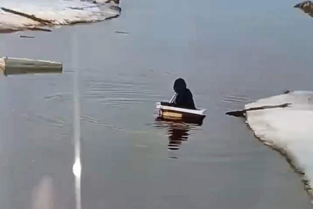 Российский школьник устроил заплыв по реке в ванне и попал на видео