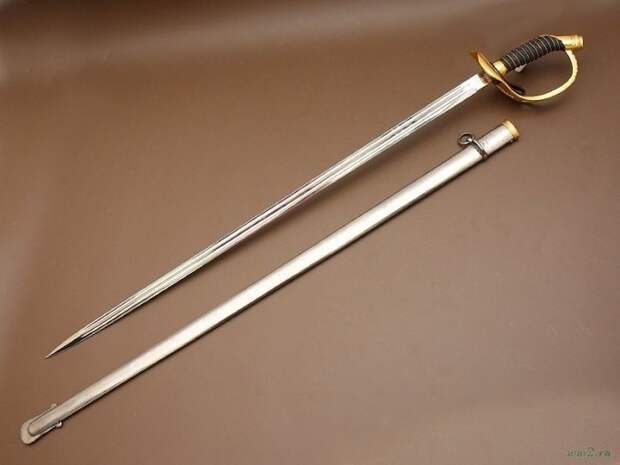 А вот палаш, и хотя ручка как у сабли - это типичный меч. |Фото: ww2.ru.