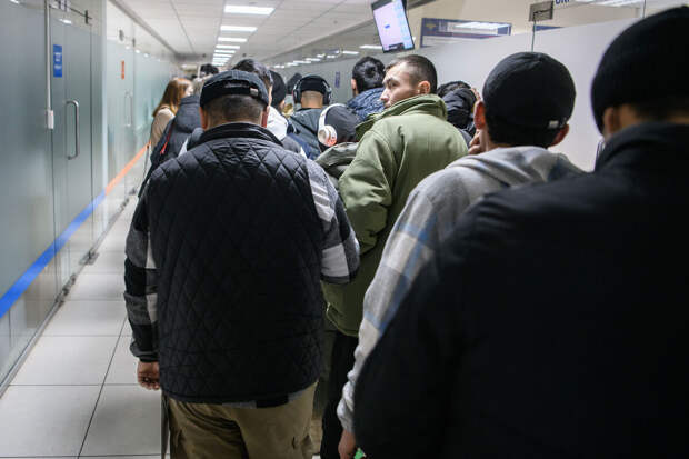 "Ведомости": эксперимент по оргнабору мигрантов не коснется Москвы и Подмосковья