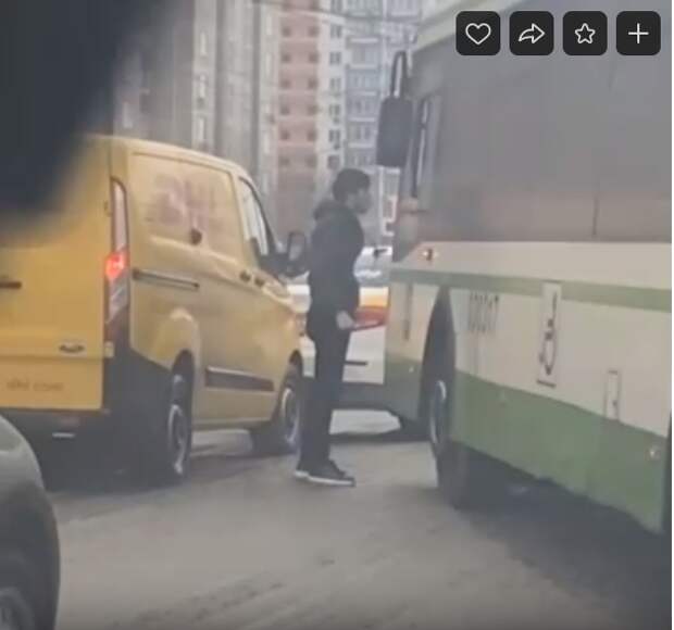 В Отрадном таксист и водитель автобуса не поделили дорогу