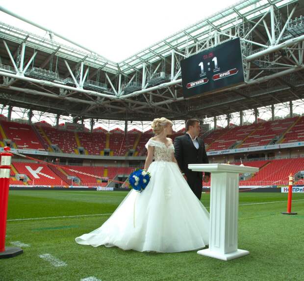 Несколько сотен пар отметили свадьбы на стадионе «Спартак»/Предоставлено пресс-службой Управления ЗАГС г. Москвы