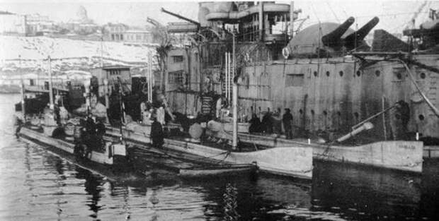 Подводные лодки «Карп», «Карась» и «Камбала» у борта плавбазы (Блокшив №8, бывший броненосец «Двенадцать Апостолов») ynews, Севастополь, камбала, подводная лодка, субмарина, черное море