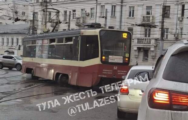 Возле цирка в Туле трамвай сошел с рельсов