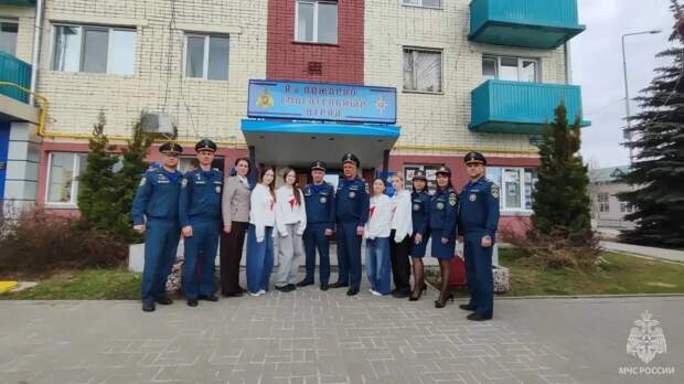 Подразделения МЧС России участвуют во всероссийской акции «Окна Победы»