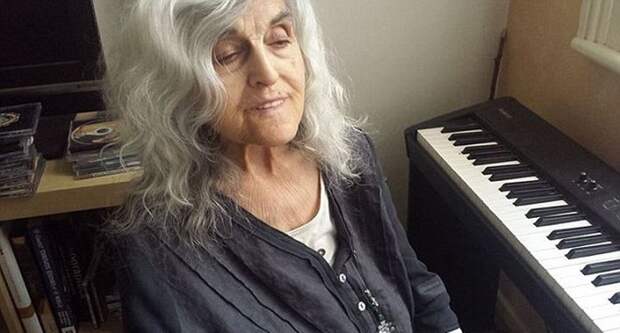 Бездомная старушка играет на пианино.