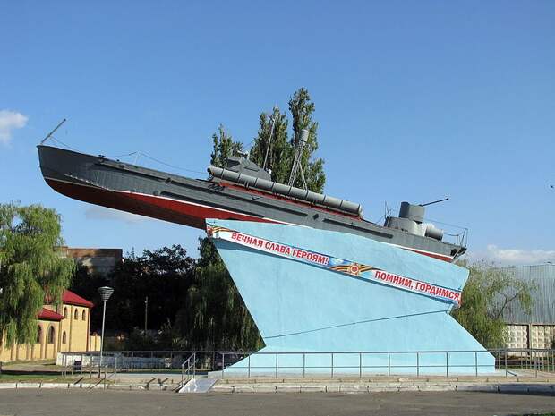 Поставленный в мае 1975 года у речного вокзала Памятник морякам Азовской военной флотилии сегодня является объектом культурного наследия регионального значения Поставленный в мае 1975 года у речного вокзала Памятник морякам Азовской военной флотилии сегодня является объектом культурного наследия регионального значения
