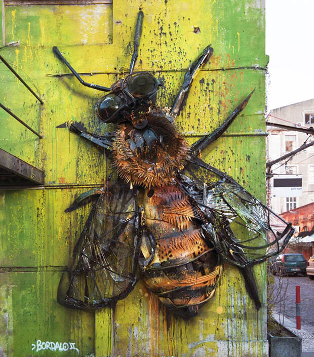 Пчела.  Автор: Bordalo II.