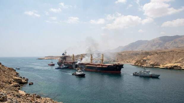 Tasnim: поражено судно, пытавшееся пройти через Ормузский пролив