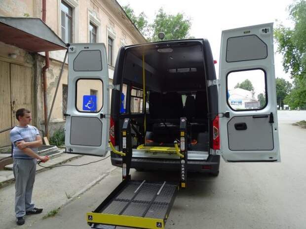В соцслужбу Невьянска поступил новый микроавтобус