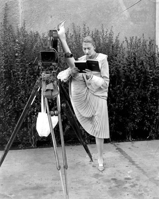 Шарлотта Гринвуд демонстрирует растяжку в студии MGM. США, 1928 год