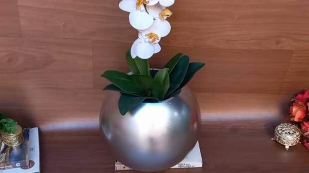 Красивая, стильная и простая в исполнении ваза для украшения: такая работа станет изюминкой вашего интерьера