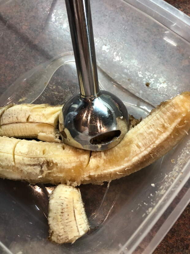 Осталось много бананов - выбрасывать жаль, вот решила приготовить свой «Эконом кекс». Простой, пышный и сладкий