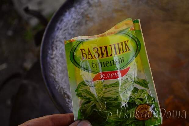 посыпаем сухим базиликом