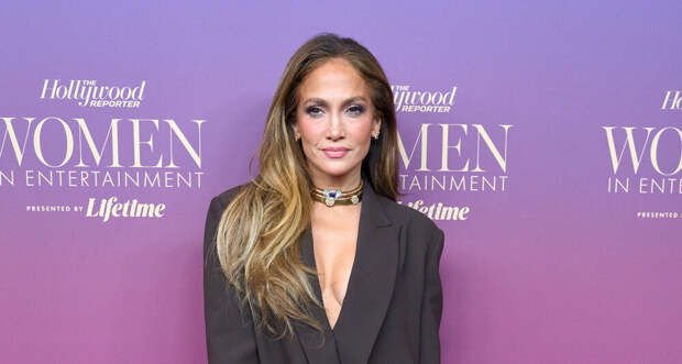 Певицу Дженнифер Лопес засняли в кожаном жакете без лифчика и топа