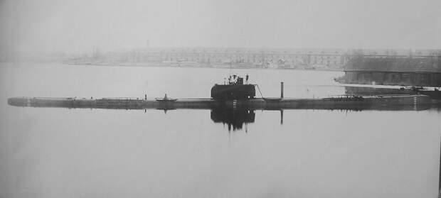 15. Подводная лодка Орлан в акватории завода Наваль. 1917 15. Подводная лодка Орлан в акватории завода Наваль. 1917