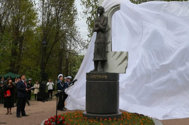 Памятник поэтессе Ольге Берггольц в Петербурге | Фото: spb.aif.ru