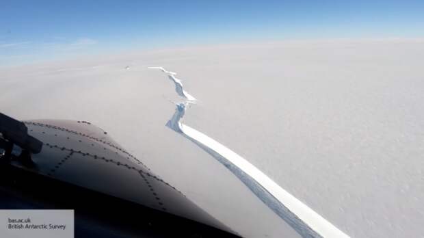 Гляциолог РАН рассказал, чем опасен отколовшийся от Антарктиды гигантский айсберг